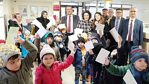 ANAOKULU ÖĞRENCİLERİ AİLELERİNE YILBAŞI TEBRİK KARTI GÖNDERDİ