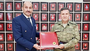 BAKAN AKAR’DAN KUMARTAŞLI’YA HEDİYE