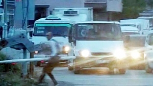 BARİYERİ SÖKÜP ATTI