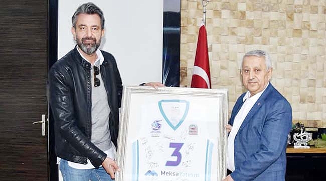 BAŞKAN KÜCE’DEN BAŞKAN ZEYBEK’E İMZALI FORMA