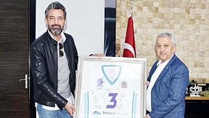 BAŞKAN KÜCE’DEN BAŞKAN ZEYBEK’E İMZALI FORMA