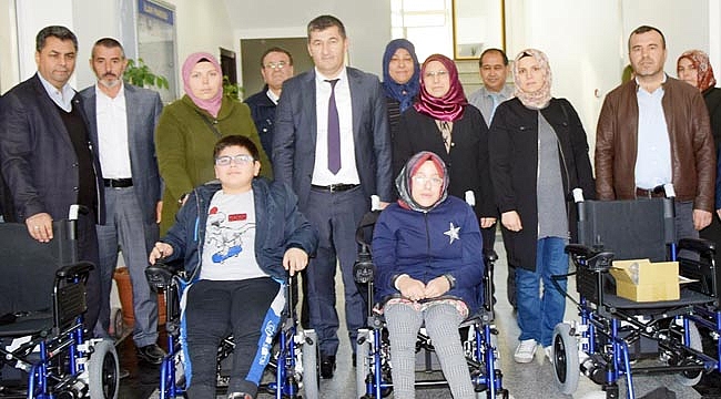 Çay'da engellilere akülü araç hediye edildi