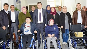 Çay'da engellilere akülü araç hediye edildi