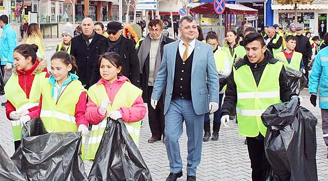 Çöpümü çöp kutusuna atıyorum