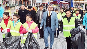 Çöpümü çöp kutusuna atıyorum