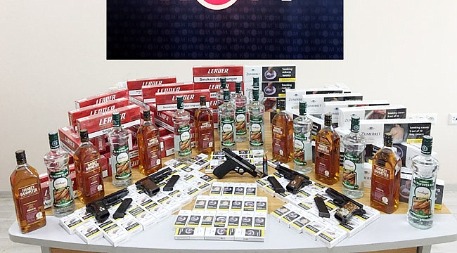 DURDURULAN OTOBÜSTEN KAÇAK İÇKİ ÇIKTI