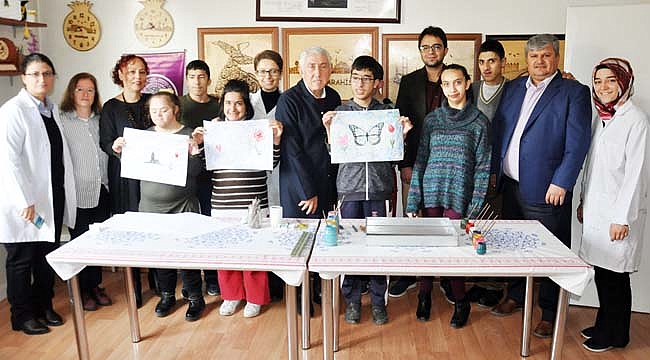 Engelleri duvar boyayarak, ebru yaparak aşıyorlar