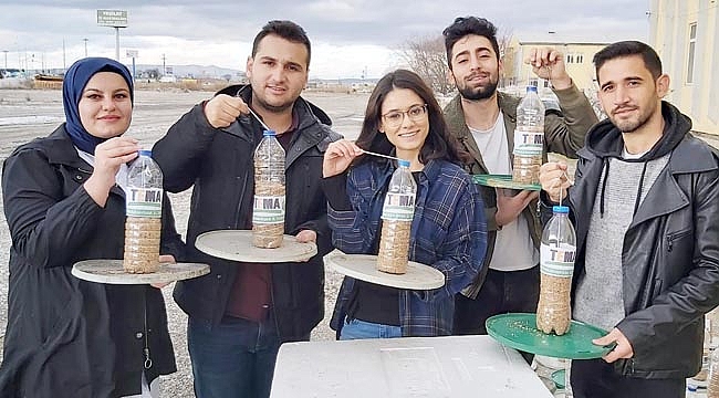 İYİLİKSEVER GENÇLER KUŞLARI UNUTMADI