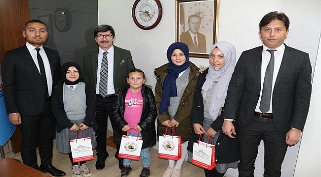 Kitap yazarı öğrenciler Müdür Yalçın'ı ziyaret etti