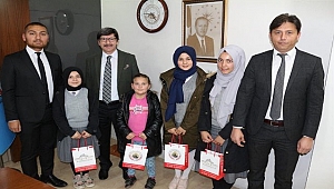 Kitap yazarı öğrenciler Müdür Yalçın'ı ziyaret etti