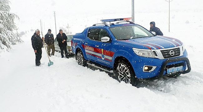 Mahsur kalan sürücüleri jandarma kurtardı