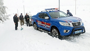 Mahsur kalan sürücüleri jandarma kurtardı