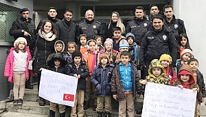 MİNİKLER ŞEHİT POLİSLERi ANDI