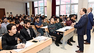 REKTÖR KARAKAŞ ÖĞRENCİLERİ DİNLEDİ