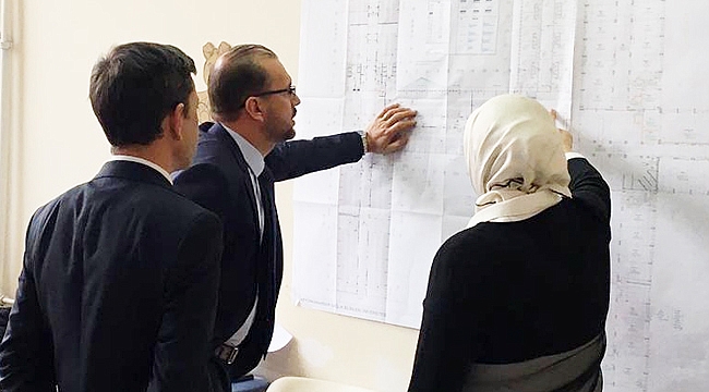 Rektör Okumuş dersliklerde incelemelerde bulundu