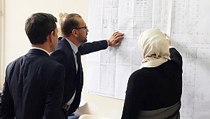 Rektör Okumuş dersliklerde incelemelerde bulundu