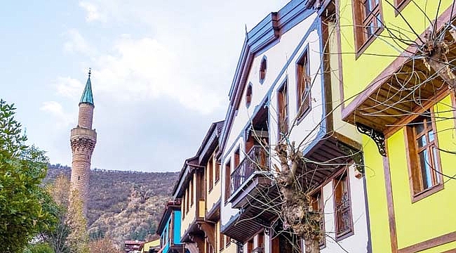 Tarihi sokaklarda renkli görüntüler