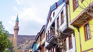 Tarihi sokaklarda renkli görüntüler