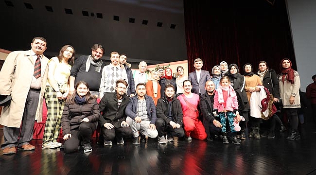 TİYATRO SEVERLER SALONA SIĞMADI