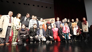 TİYATRO SEVERLER SALONA SIĞMADI