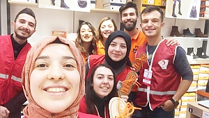 TURUNCU BAĞCIK’LA İHTİYAÇ SAHİPLERİNE ULAŞIYORLAR