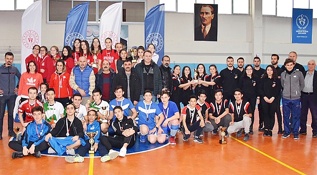 BADMİNTON’DA ŞAMPİYONLAR BELLİ OLDU