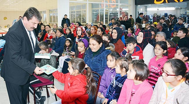 BAŞKAN SARI ÇOCUK TİYATROSUNU ZİYARET ETTİ