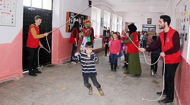GENÇLER KÖY OKULUNDAKİ ÖĞRENCİLERİ SEVİNDİRDİ