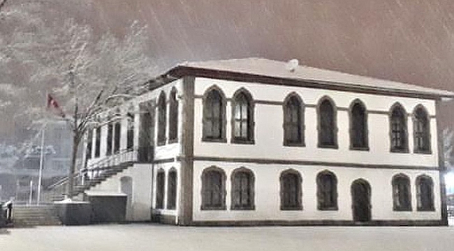 Kar yağışı sonrası kartpostallık görüntü