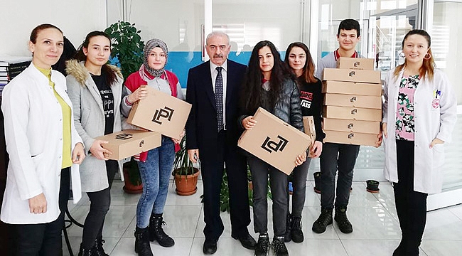 KIZ ÖĞRENCİLERİNE ÇİZME HEDİYE ETTİLER