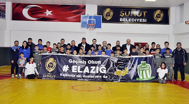 MİNİK SPORCULARDAN DEPREME PANKARTLI DESTEK