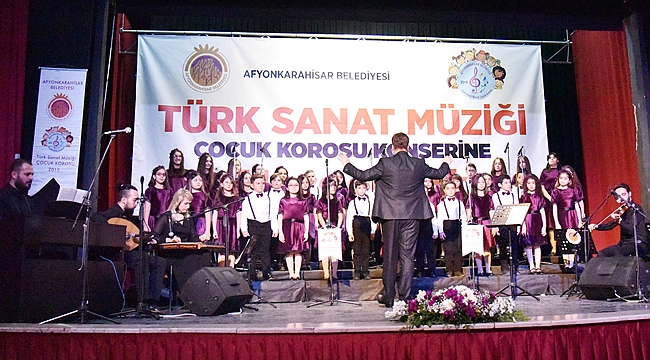 MİNİKLERİN İLK KONSERİ AYAKTA ALKIŞLANDI