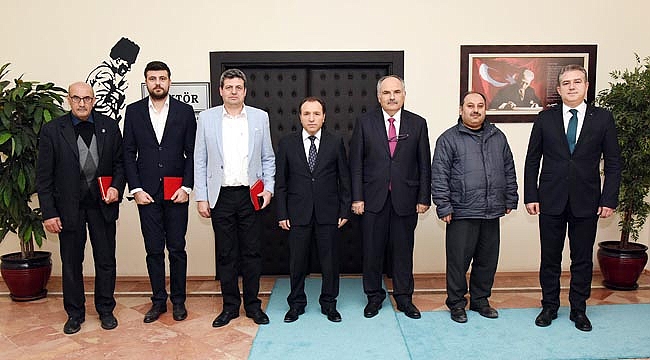 REKTÖR KARAKAŞ PLAKET VERDİ