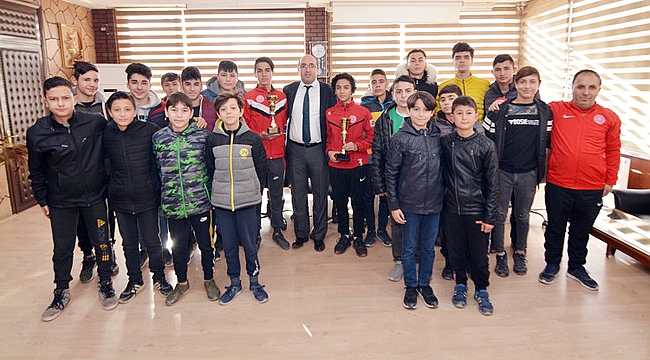 SANDIKLISPOR U14-U16 ŞAMPİYONLARINDAN BAŞKAN ÇÖL’E ZİYARET