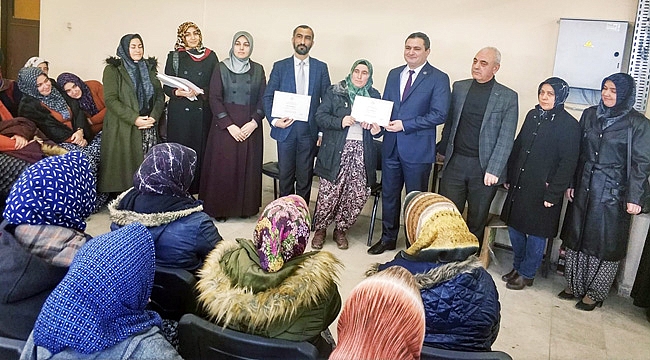 TEKSTİL FABRİKASI'NIN KADIN USTALARI SERTİFİKALARINI ALDI