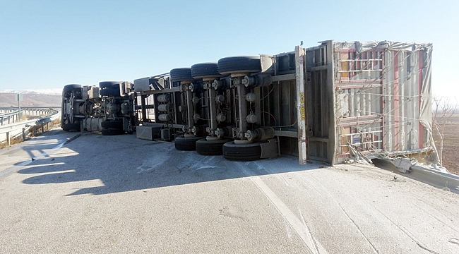 TIR BARİYERLERE ÇARPTI, 2 YARALI