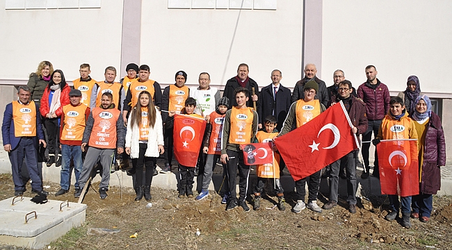 'TOPRAK DEDE' FİDAN DİKİLEREK ANILDI