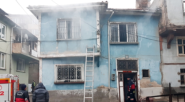 AHŞAP EVDE ÇIKAN YANGIN KORKUTTU