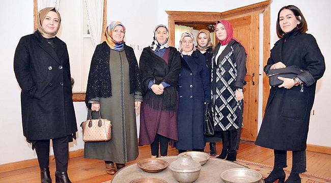 BELEDİYE BAŞKAN EŞLERİ ATATÜRK EVİNİ ZİYARET ETTİ