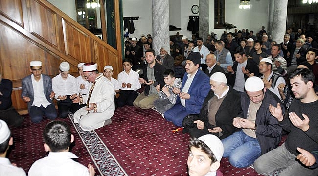 BİNLERCE VATANDAŞ CAMİLERE AKIN ETTİ