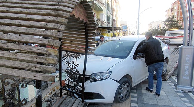 BİSİKLETLİYE VURMAMAK İÇİN OTOBÜS DURAĞINA ÇARPTI