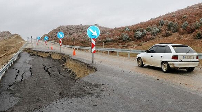 ÇÖKEN YOL TRAFİĞE KAPANDI