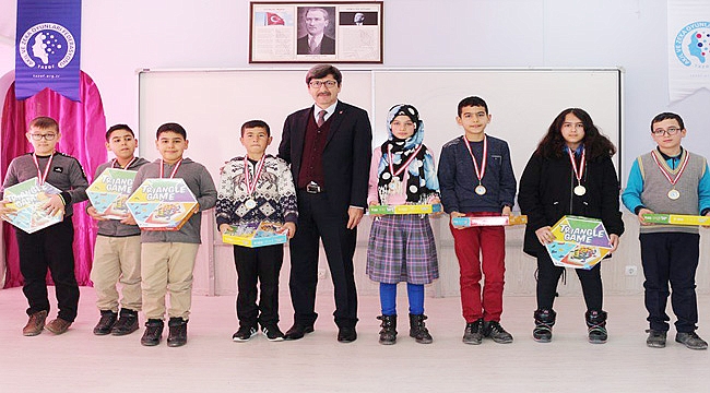 DERECEYE GİREN ÖĞRENCİLER ÖDÜLLERİNİ ALDI