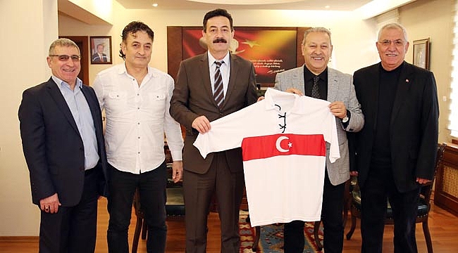 MÜDÜR TEMİZ’E FORMA HEDİYE ETTİLER