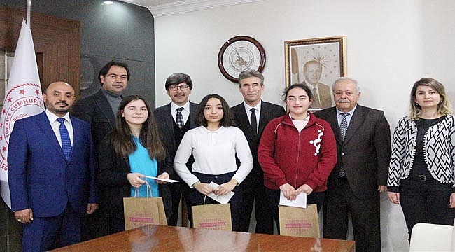 MÜDÜR YALÇIN DERECEYE GİREN ÖĞRENCİLERE ÖDÜL VERDİ