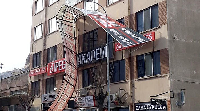 RÜZGAR REKLAM TABELASINI UÇURDU