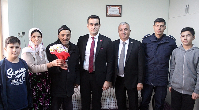 ŞEHİT AİLELERİNİ YALNIZ BIRAKMIYORLAR