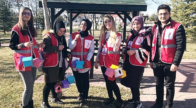 AĞAÇLAR KUŞ YUVALARIYLA ŞENLENDİ