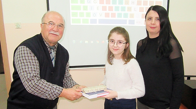 ANNESİNE ÖĞRETMENLİK YAPARAK DESTEK OLUYOR