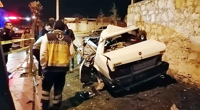 ARAÇ DİREĞE ÇARPTI: 2 ÖLÜ